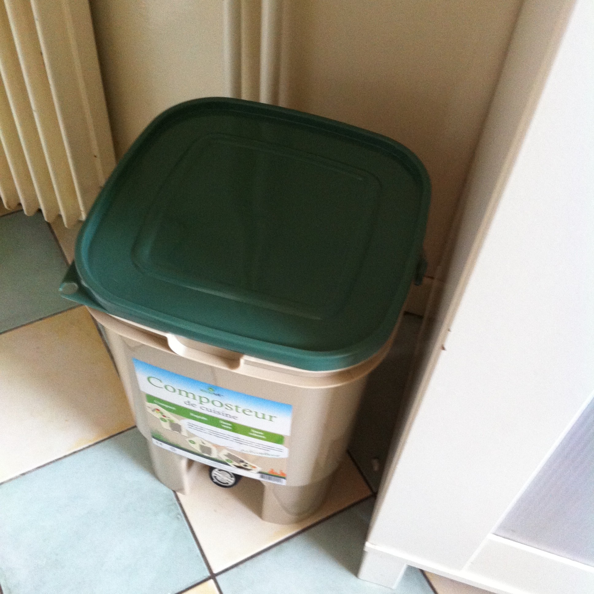 Composteur plastique - Faire un composteur avec une poubelle en